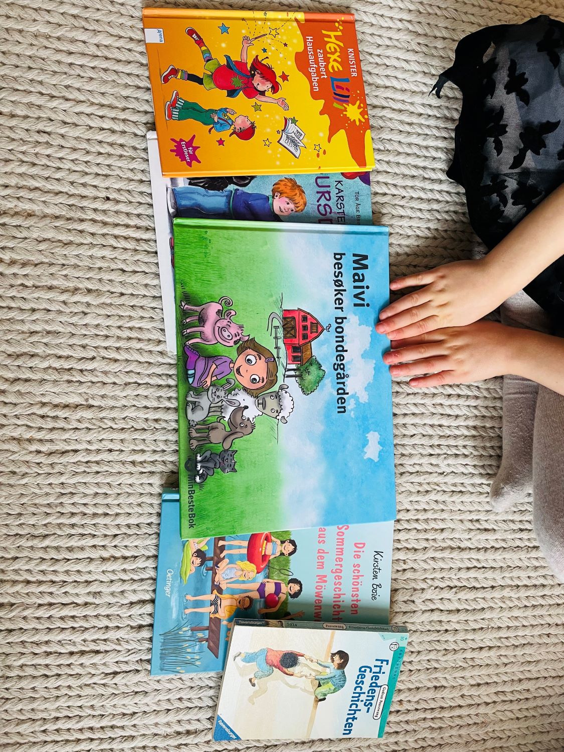 Jeg ba F om å vise fram hennes favorittbøker for tiden: Alle bøkene har til felles at de handler om «vennskap» eller «forhold til andre». .