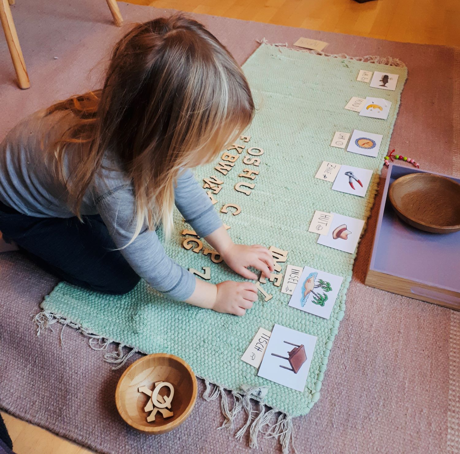 F bruker vanlige trebokstaver og bilder. Her på bildet er hun ca. 4 år gammel.