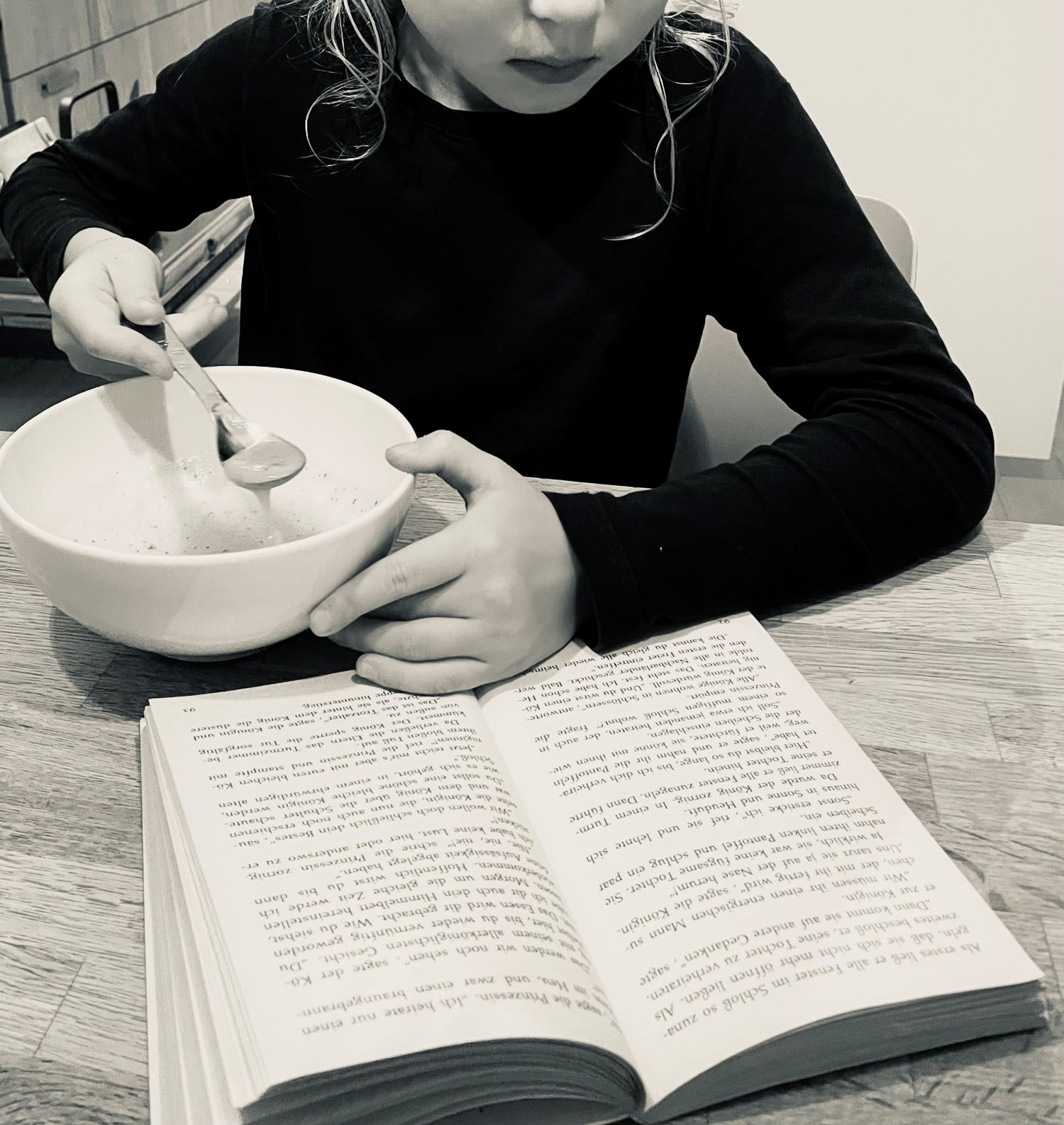 F begynte å interessere seg for bokstaver i fireårsalderen. I dag er hun 7 og har nesa alltid stikkende dypt ned i en bok.