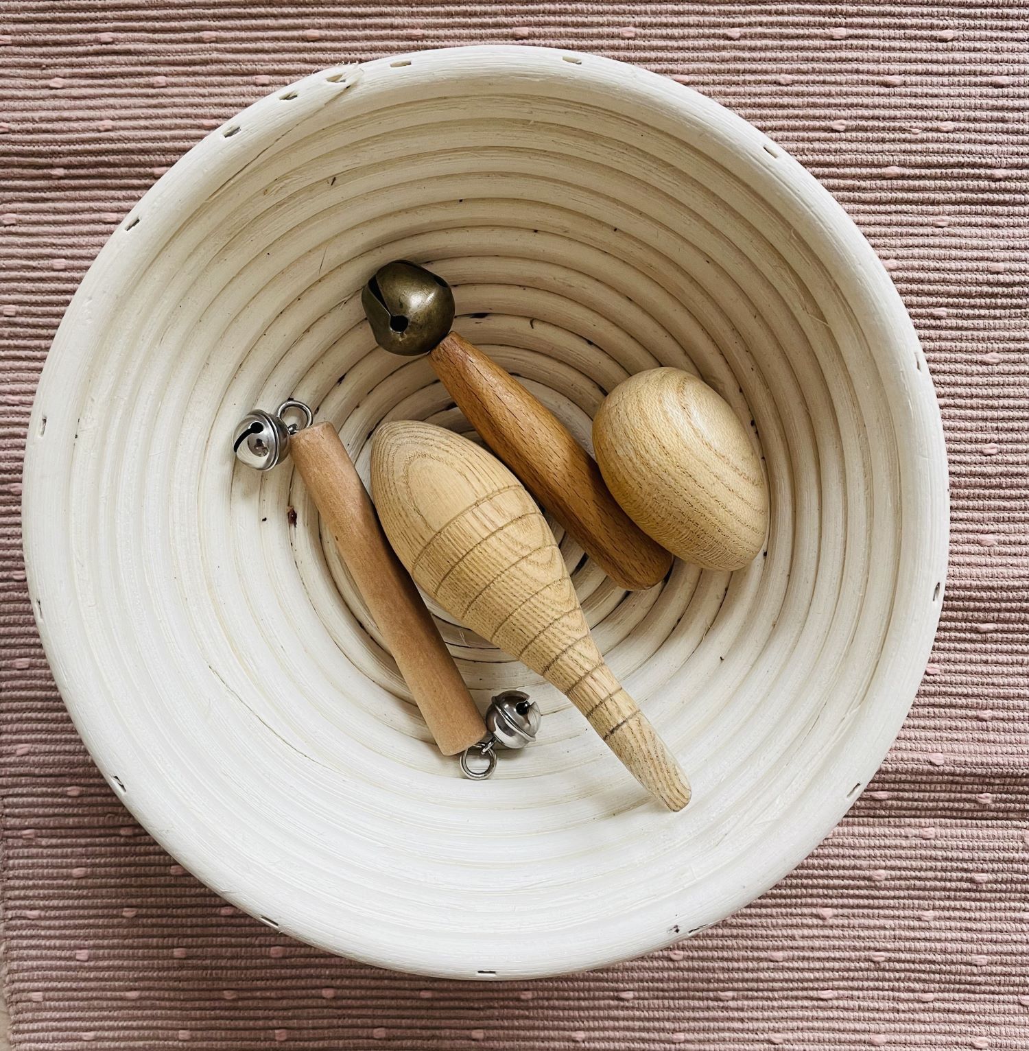 Noen leker N viser interesse for. De fleste materialene er i tre i forskjellige former som er lette å gripe tak i. De er trygge å utforske med munnen. Tre er også et fint materiale å ta på siden det føles glatt og varmt.